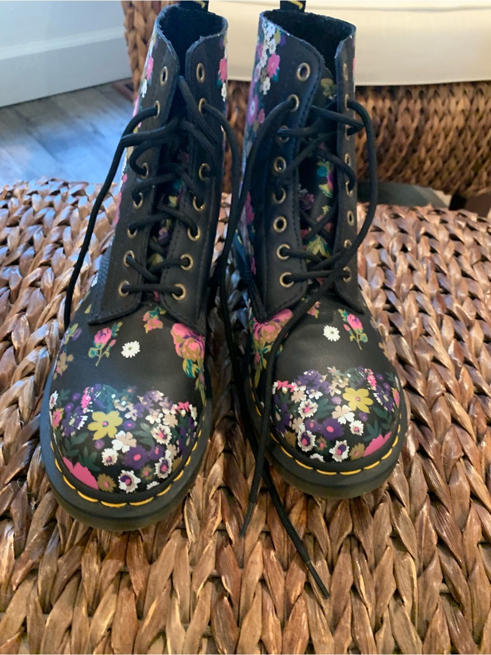 Dr. Martens Black Floral Lace-Up Boots size 10 US NWOT - Picture 3 of 11